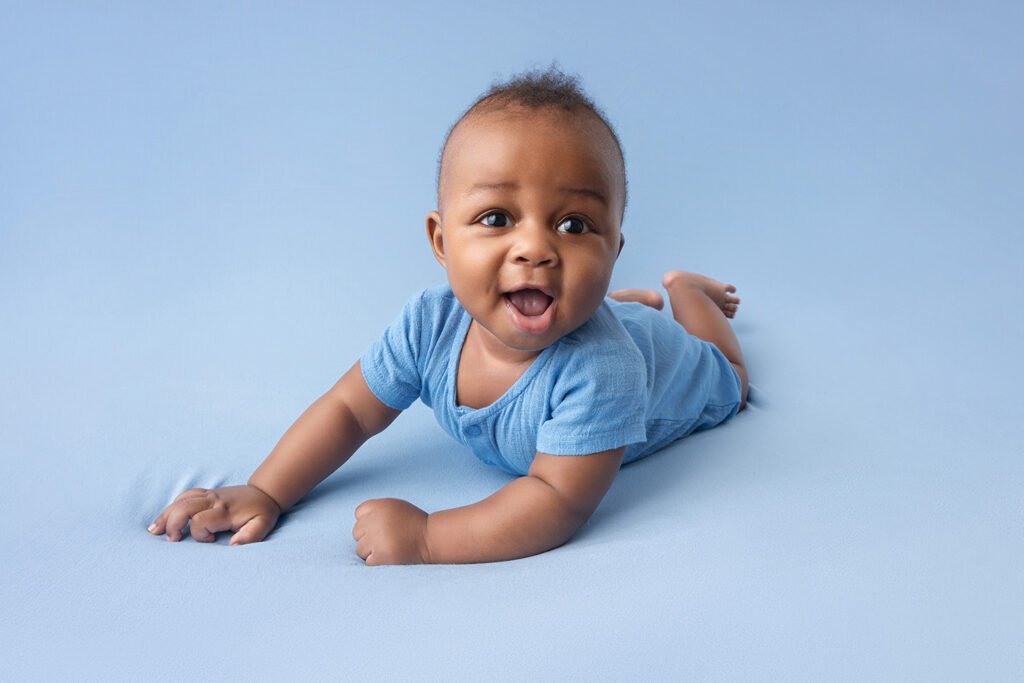 Ein aufgewecktes Baby bei einem Fotoshooting in Wien.
