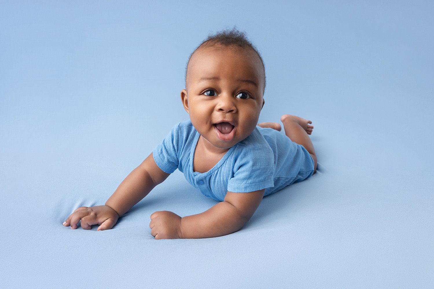 Ein aufgewecktes Baby bei einem Fotoshooting in Wien.