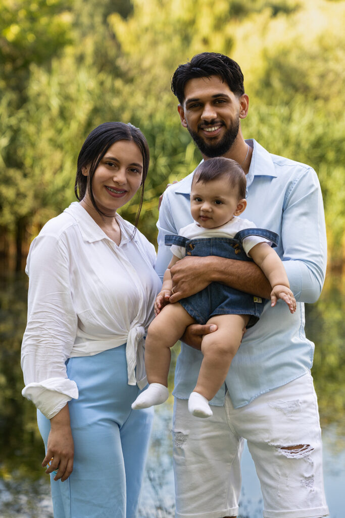 Eine schön gekleidete Familie beim Fotososhooting mit Baby.
