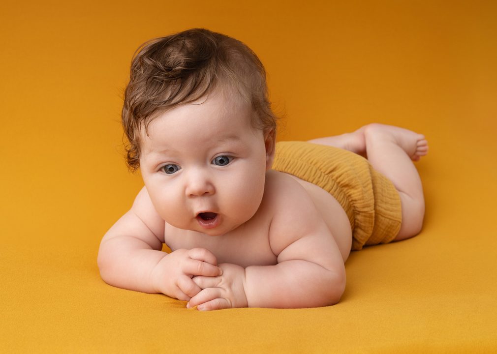 Ein überraschtes Baby bei einem Shooting in einem Fotostudio in Wien.